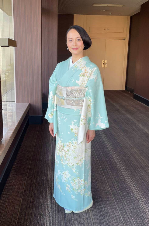 女優の牧瀬里穂さんにはんなりの着物を着用頂きました | 浅草で着物  